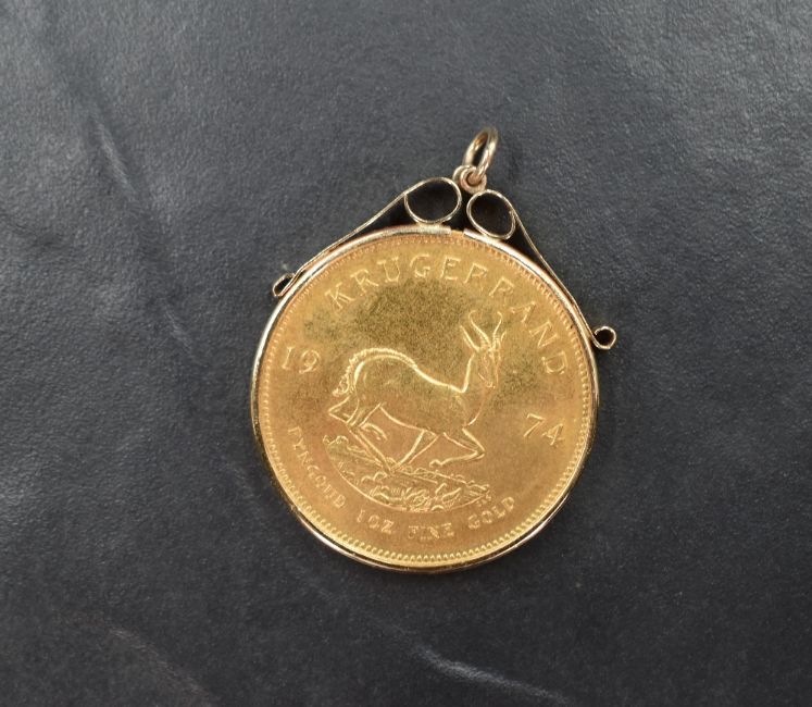 A Krugerrand 1974 coin, within a 9ct gold mount, 36.2g